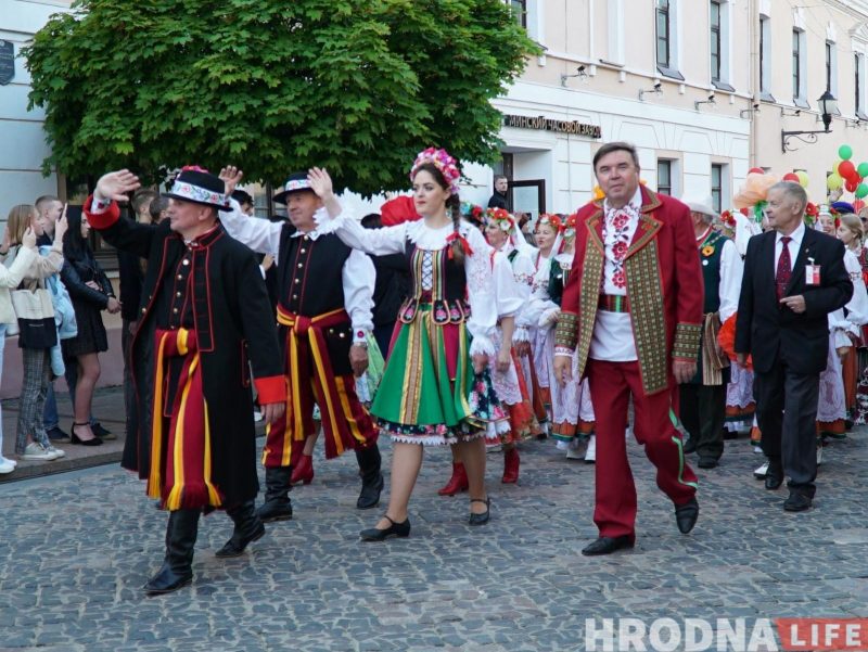 “Каравай гасціннасці” - кожнай нацыі. XIII Фестываль нацыянальных культур адкрыла калона на чале з бубначамі
