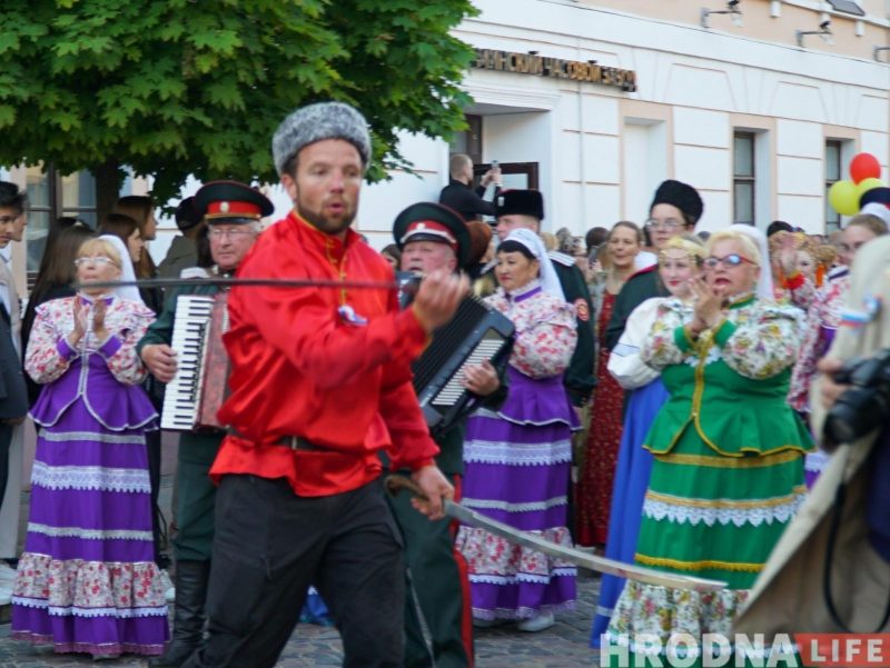 “Каравай гасціннасці” - кожнай нацыі. XIII Фестываль нацыянальных культур адкрыла калона на чале з бубначамі