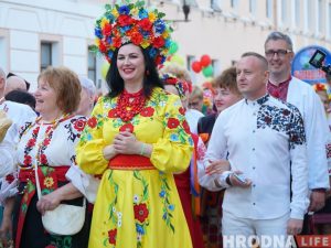 “Каравай гасціннасці” - кожнай нацыі. XIII Фестываль нацыянальных культур адкрыла калона на чале з бубначамі