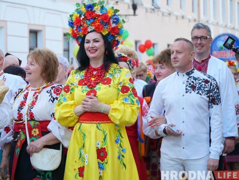 “Каравай гасціннасці” - кожнай нацыі. XIII Фестываль нацыянальных культур адкрыла калона на чале з бубначамі