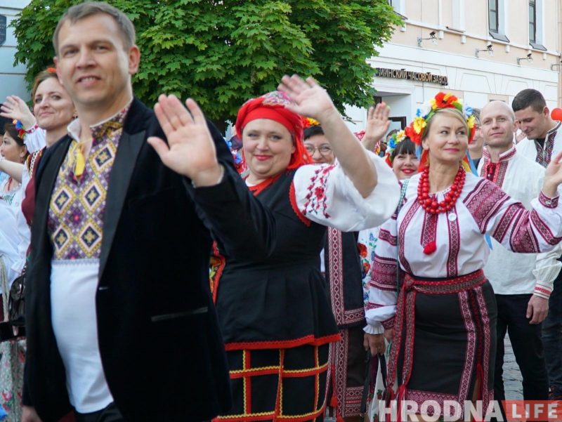 “Каравай гасціннасці” - кожнай нацыі. XIII Фестываль нацыянальных культур адкрыла калона на чале з бубначамі