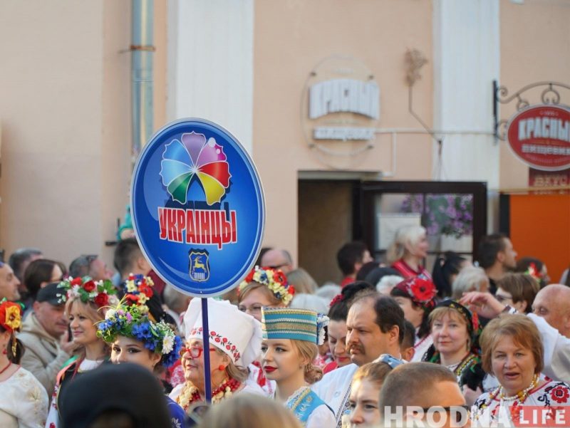 “Каравай гасціннасці” - кожнай нацыі. XIII Фестываль нацыянальных культур адкрыла калона на чале з бубначамі