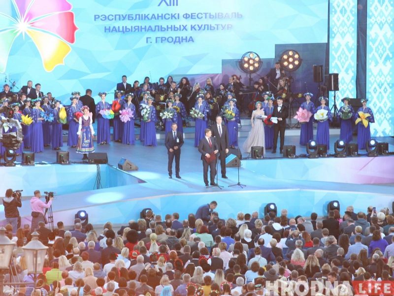 “Каравай гасціннасці” - кожнай нацыі. XIII Фестываль нацыянальных культур адкрыла калона на чале з бубначамі