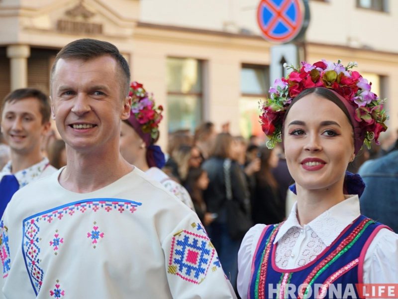 “Каравай гасціннасці” - кожнай нацыі. XIII Фестываль нацыянальных культур адкрыла калона на чале з бубначамі