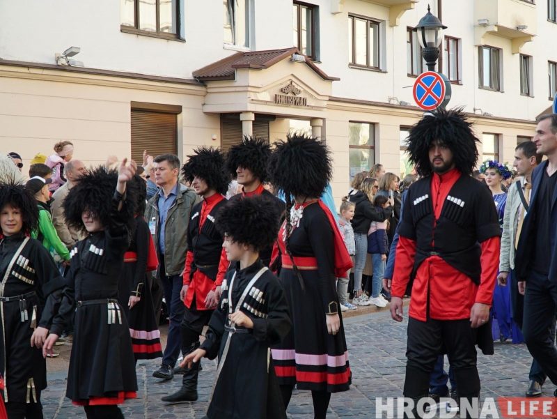 “Каравай гасціннасці” - кожнай нацыі. XIII Фестываль нацыянальных культур адкрыла калона на чале з бубначамі