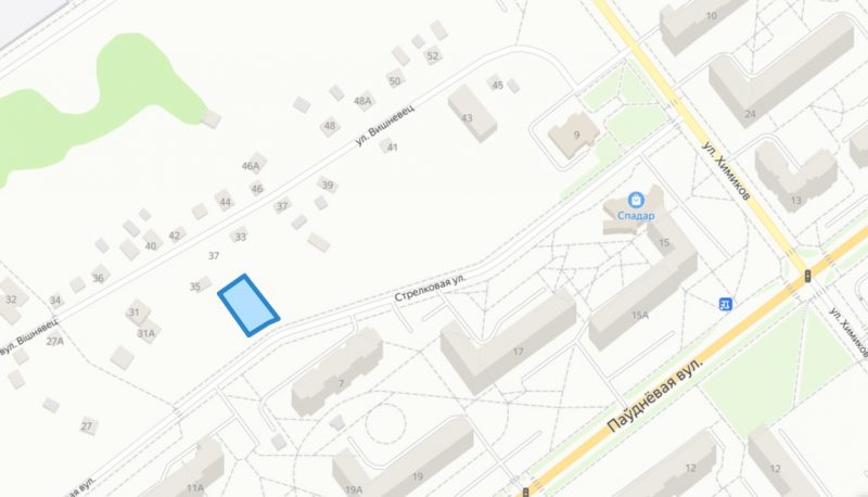 Частный дом с видом на многоэтажки. На Вишневце выставили на продажу три участка земли