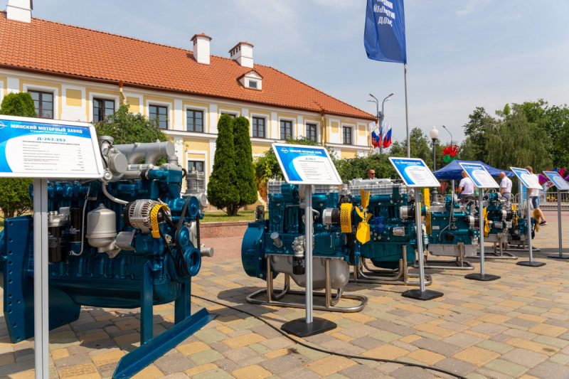 МАЗ с ралли "Дакар" и тягач для самолета как сцена. Какую технику показали гродненцам на выставке Форума регионов