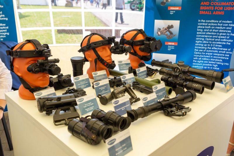 МАЗ с ралли "Дакар" и тягач для самолета как сцена. Какую технику показали гродненцам на выставке Форума регионов