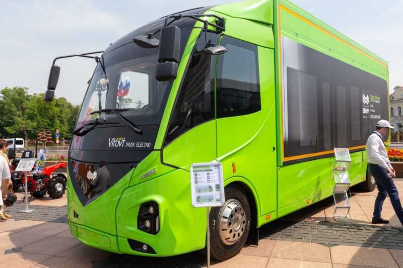 МАЗ с ралли "Дакар" и тягач для самолета как сцена. Какую технику показали гродненцам на выставке Форума регионов