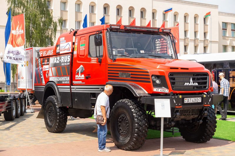 МАЗ с ралли "Дакар" и тягач для самолета как сцена. Какую технику показали гродненцам на выставке Форума регионов