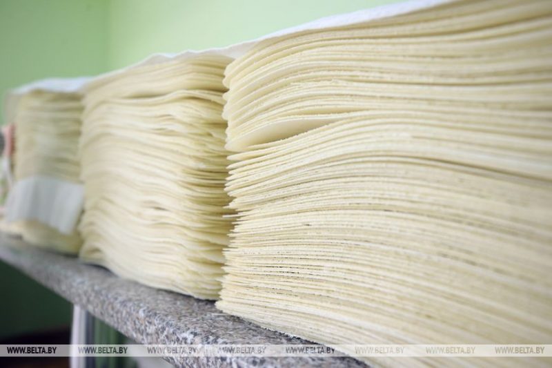 У Навагрудку ўжо ў жніўні рыхтуюцца да Раства. Глядзіце, як у манастыры выпякаюць аблаткі