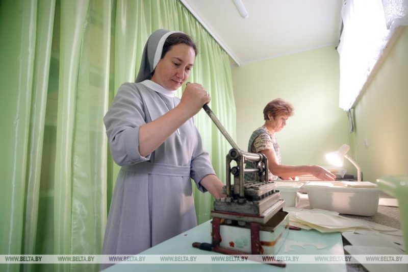 У Навагрудку ўжо ў жніўні рыхтуюцца да Раства. Глядзіце, як у манастыры выпякаюць аблаткі