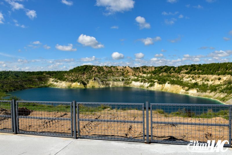На “беларускія Мальдывы” пад Краснасельскім можна будзе легальна патрапіць: усталёўваюць пляцоўку для фотасэсій беларускія Мальдзівы - крэйдавыя кар'еры на Краснасельскбудматэрыялы. Цяпер тамака з'явілася аглядная пляцоўка