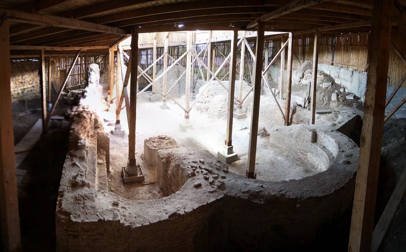 Навес над унікальным помнікам XII стагоддзя ў Гродне падгніў - яму неабходны рамонт Нижняя церковь на территории Старого замка в Гродно. Фото: AleBurd, commons.wikimedia.org