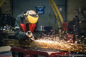 Якія вакансіі прапануюць у Гродне без вопыту работы да 21 года? Супрацоўнік Гродзенскага механічнага заводу. Фота: "Гродзенская праўда"