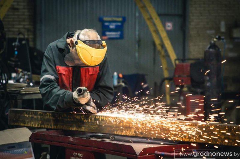 Да 4500 рублёў у месяц. Якіх рабочых не хапае ў Гродне Супрацоўнік Гродзенскага механічнага заводу. Фота: "Гродзенская праўда"