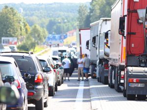 Агрэсія ў чарзе, ігнор памежнікаў і веласіпедысты. Што адбываецца на мяжы з Польшчай, дзе выезду чакаюць больш за 2000 аўто мяжа баброўнікі граница бобровники