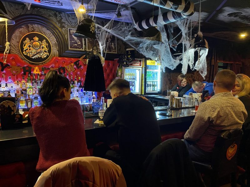 "Касцюмаў менш, павуціння больш". Як адзначылі пярэдадзень Хэлоўіна ў барах Гродна Бар Лондон Хэллоуин