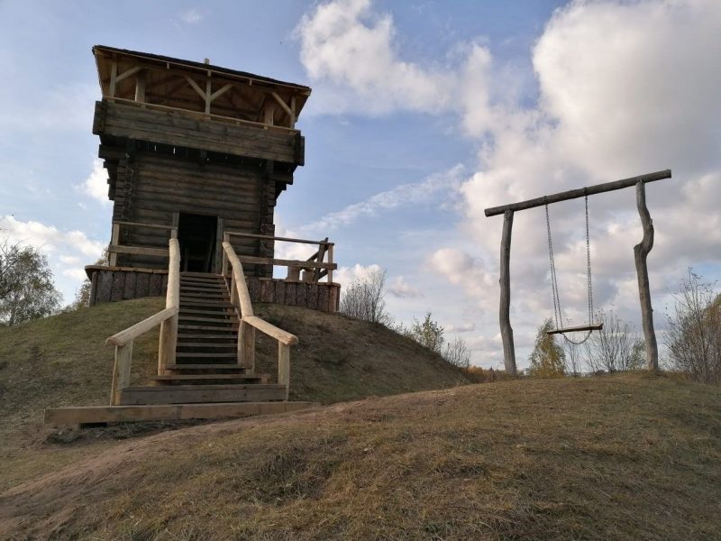 В Крево достроили и торжественно откроют башню-дозорную. Ее возводили по древним технологиям за средства частной фирмы