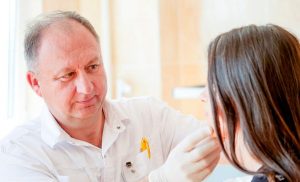 Медык з Гродна: замежных пацыентаў стала больш, чым да каранавіруса. Папулярная паслуга - інтымная пластыка Сергей Трусь и пациент. Фото: "Гродненская правда"