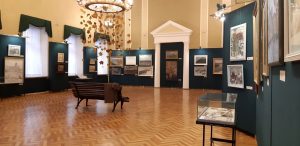 “Мастацкі летапіс” апошніх 100 гадоў Гродна можна ўбачыць у Новым замку: з інтэрактывам і QR-кодамі “Мастацкі летапіс” апошніх 100 гадоў Гродна можна ўбачыць у Новым замку: з інтэрактывам і QR-кодамі