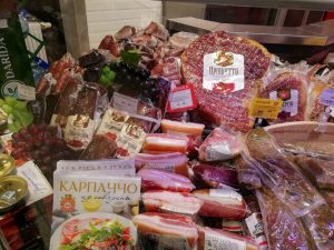 Беларусізацыя “Крамлёўскай ялавічыны”. У Гродзенскага мясакамбіната з’явіцца ўпакоўка, аформленая па-новаму мясо