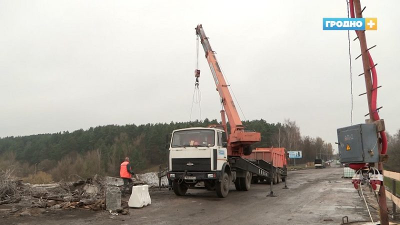 Ремонт Нового моста в два раза сложнее Румлевского. Уже демонтировали часть перил, на очереди тротуары