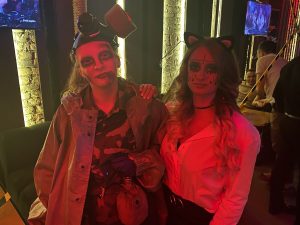 Мария и Татьяна в хэллоуинских образах в баре «Мята». Фото: Hrodna.life