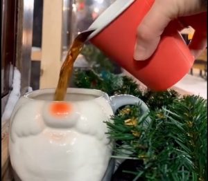 "Касцюмаў менш, павуціння больш". Як адзначылі пярэдадзень Хэлоўіна ў барах Гродна Гродзенцы рыхтуюцца да Новага года. Фота: instagram.com/p.a.n.a.c.e.a