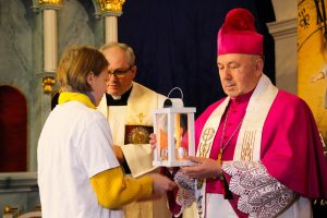 Віфлеемскі агонь міру прыбыў у Гродна. Зноў не праз Брузгі, а вакольнымі шляхамі Віфлеемскі агонь міру