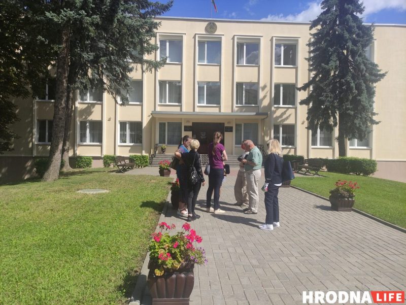 Близкие у Андрея Авсиевича возле Гродненского областного суда. Фото: Елена Ковальчук