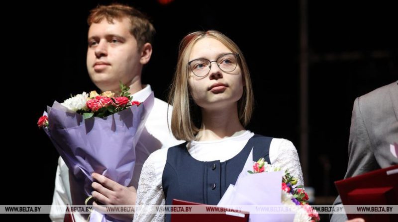 Стыпендыятаў фонду таленавітай моладзі будуць пазбаўляць выплат і званняў за "палітычныя" артыкулы. Грошы прымусяць вярнуць