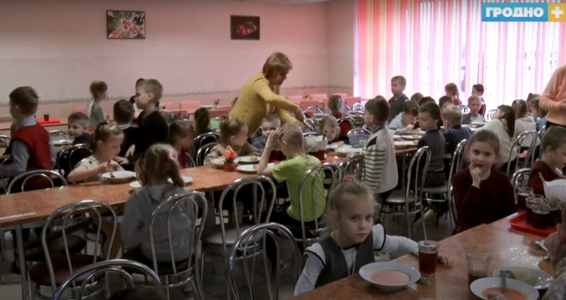 школа столовая школьники