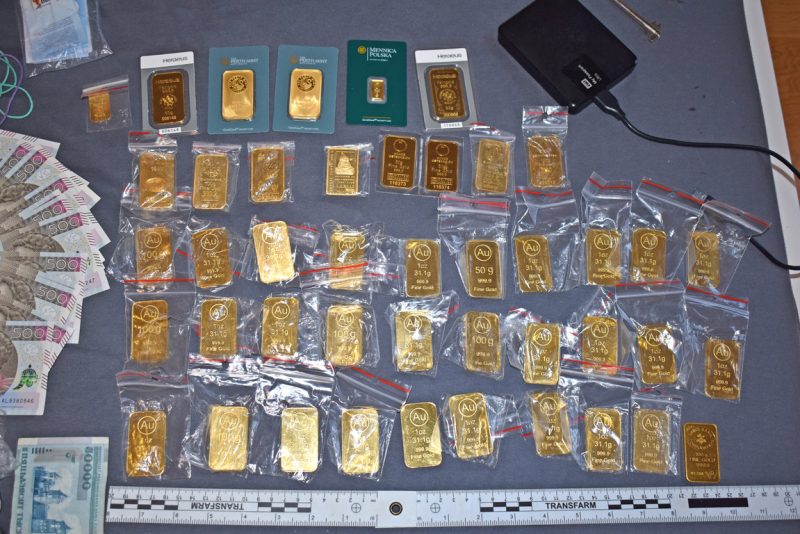 В Польше раскрыли крупнейшую в истории схему контрабанды сигарет: это связано с закрытием “Бобровников”