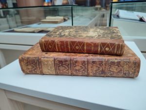 Кнігі з бібліятэкі Храптовічаў працягваюць вяртацца на радзіму. Справу пачаў ліквідаваны дзяржавай фонд