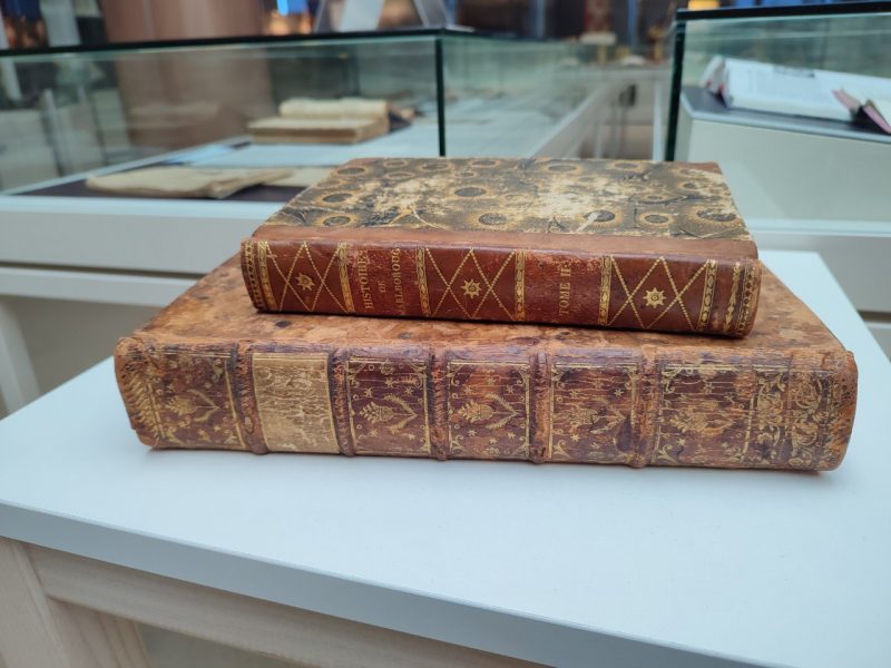 Кнігі з бібліятэкі Храптовічаў працягваюць вяртацца на радзіму. Справу пачаў ліквідаваны дзяржавай фонд