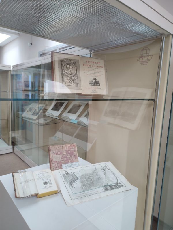 Кнігі з бібліятэкі Храптовічаў працягваюць вяртацца на радзіму. Справу пачаў ліквідаваны дзяржавай фонд