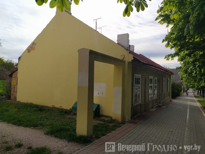 У Новым Свеце амаль цалкам знеслі дом, які збіраліся захаваць. Як ён будзе выглядаць пасля адбудовы