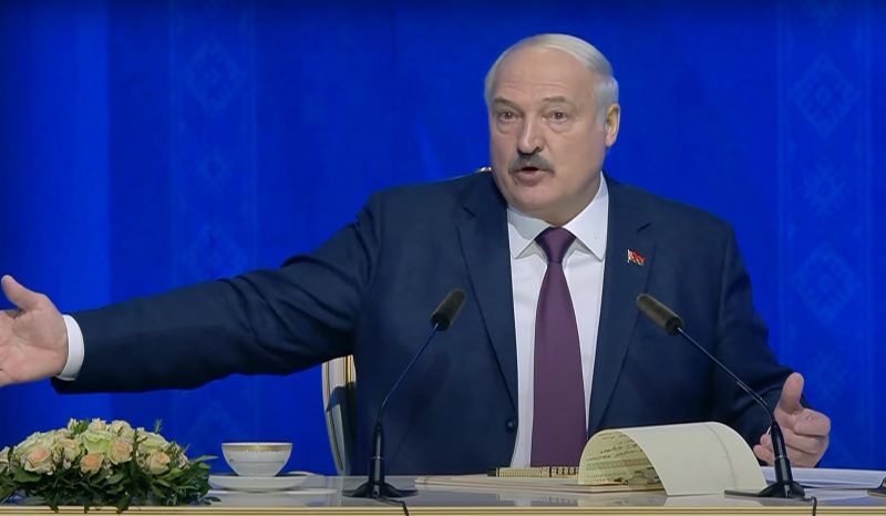 Лукашенко выступает