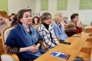 Супрацоўнікі абласнога інстытута развіцця адукацыі слухаюць пасланне Лукашэнкі