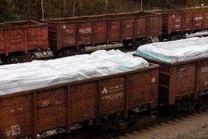 Літоўскі бізнесмен, які дапамагаў “Гродна Азот” абыходзіць санкцыі, прызнаўся і папрасіў прабачэння Санкцыі супраць Гродна Азот паспрабавалі абысці ў Літве. Затрыманы груз беларускіх угнаенняў, 21 лютага 2023. Фота: Žygimanto Gedvilos / BNS