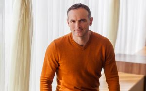 Фатограф з Гродна стварыў каляндар з гістарчынымі асобамі горада. А потым пачаў пісаць пра іх п’есы фатограф Руслан Хілімончык