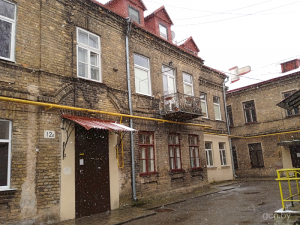 У Гродне прадаюць памяшканні ў гістарычным цэнтры. Колькі каштуе нерухомасць у камяніцы XIX ст.? вуліца Кірава, продаж памяшкання