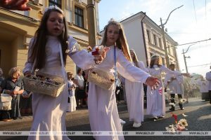 Католікі Гродна выйшлі на вуліцы горада: фота з працэсіі Божага цела Працэсія Божага цела