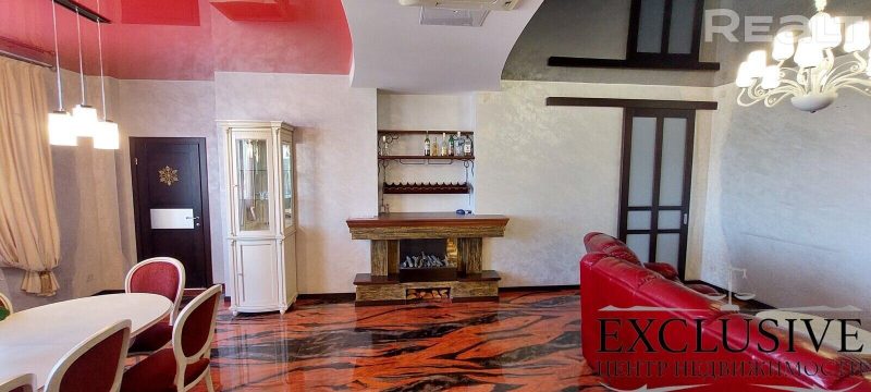 Нерухомасць тыдня: прадаецца "трошка" памерам з дом, з камінам і скуранымі канапамі Кватэра на вул. парахавой. Кватэра на вул. парахавой. Фота: realt.by