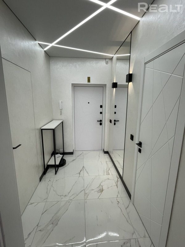 Нерухомасць тыдня: купіць еўрадвушку з панарамнымі вокнамі (від на шматпавярхоўку і поле)