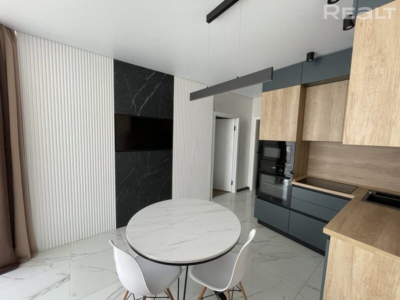 Нерухомасць тыдня: купіць еўрадвушку з панарамнымі вокнамі (від на шматпавярхоўку і поле)