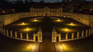 Палац у Свяцку пачаў прымаць гасцей: з крафтавым півам, расійскай музыкай і платным уваходам Свяцкі палац