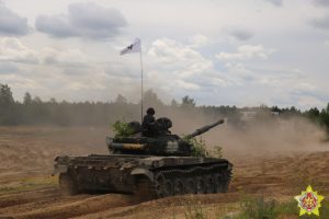 "З прыняццем самых жорсткіх мераў". Візіт у Гродна Лукашэнка пачаў з праверкі палігона ваенныя вучэнні - танк