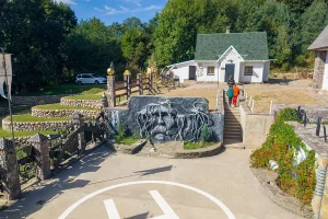 «Сама выява крыжа - “сцена насилия и вражды”». Чаму іконы, якія знялі ў Гродне, не павінны выклікаць «положительные эмоции» Сядзіба "Літоўка"